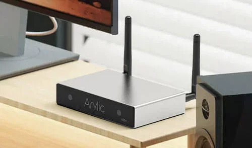 Vista del amplificador Arylic A30+ en un escritorio