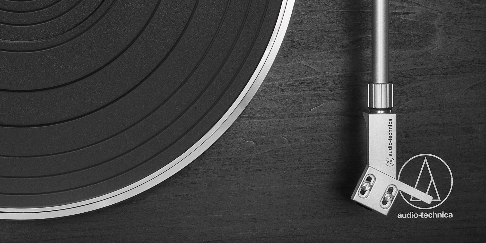 Detalle de la cápsula AT-VM95C en el brazo del tocadiscos