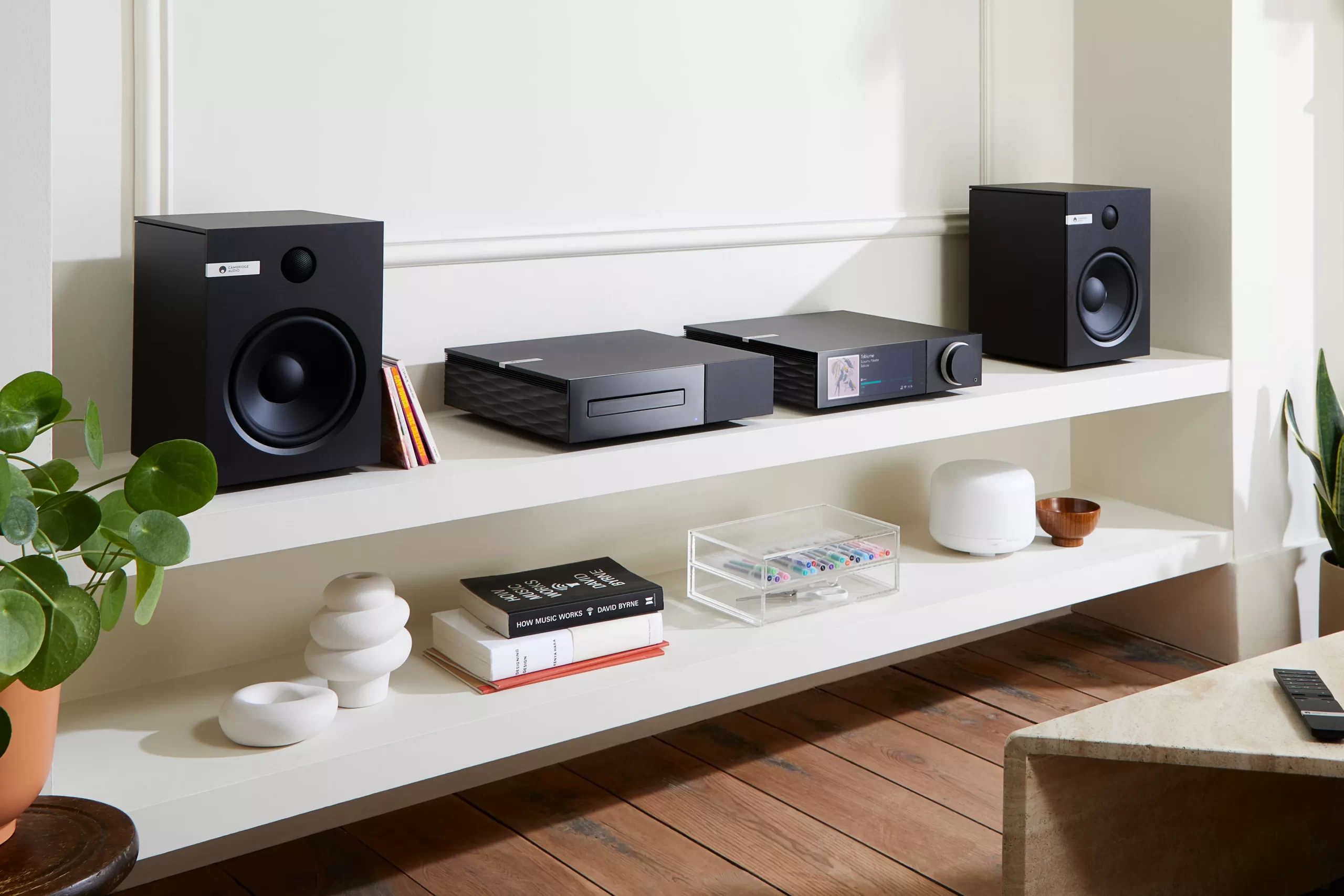 Vista del panel trasero con todas las conexiones del Cambridge AXA35