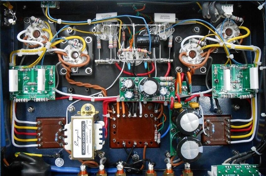 Primer plano de la perilla del amplificador Cambridge AXA35