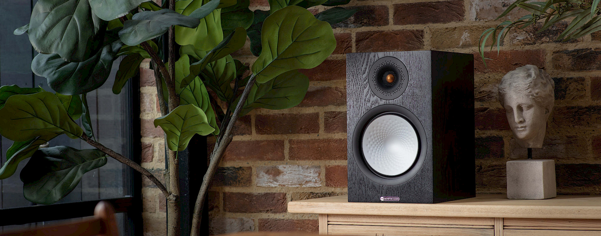 Parlante Monitor Audio Silver 100 7G en un ambiente de escucha