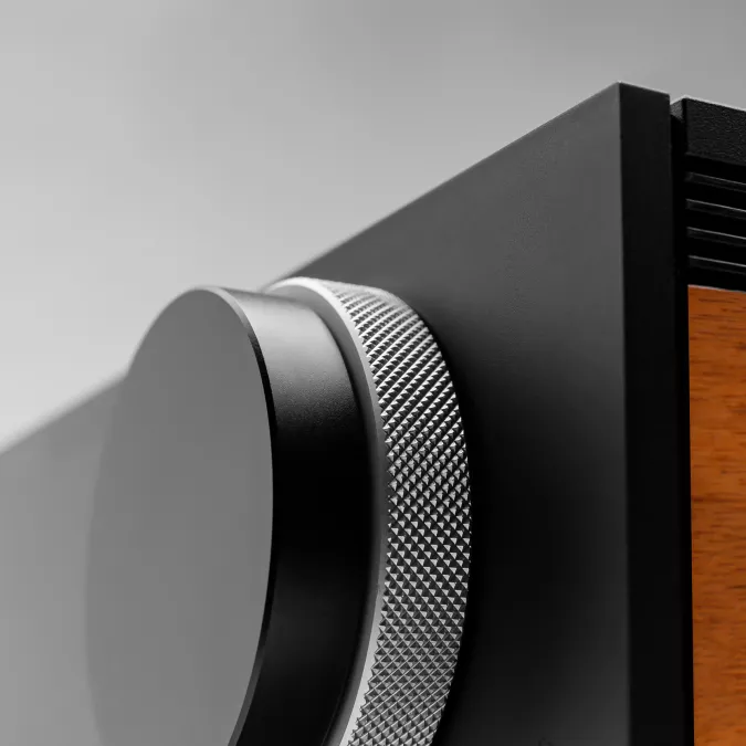 Primer plano de la perilla del amplificador Cambridge AXA35