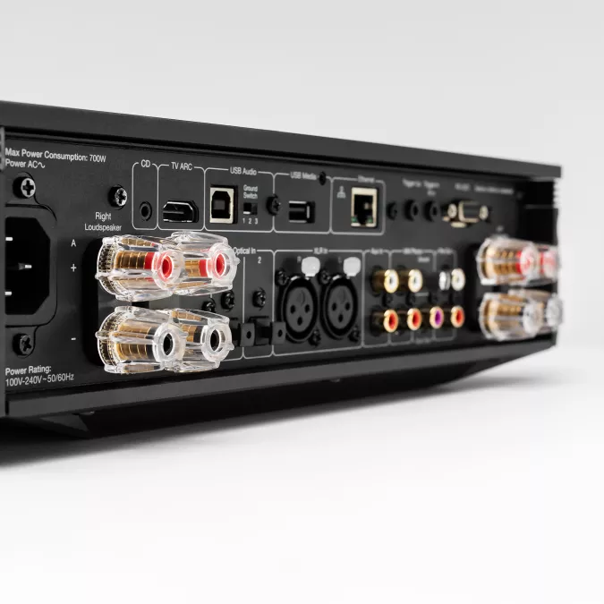 Controles de tono y balance en el panel frontal del AXA35