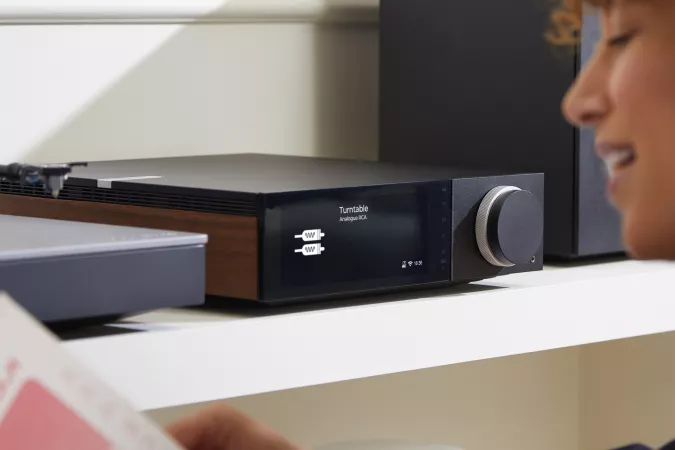 Primer plano de la perilla del amplificador Cambridge AXA35