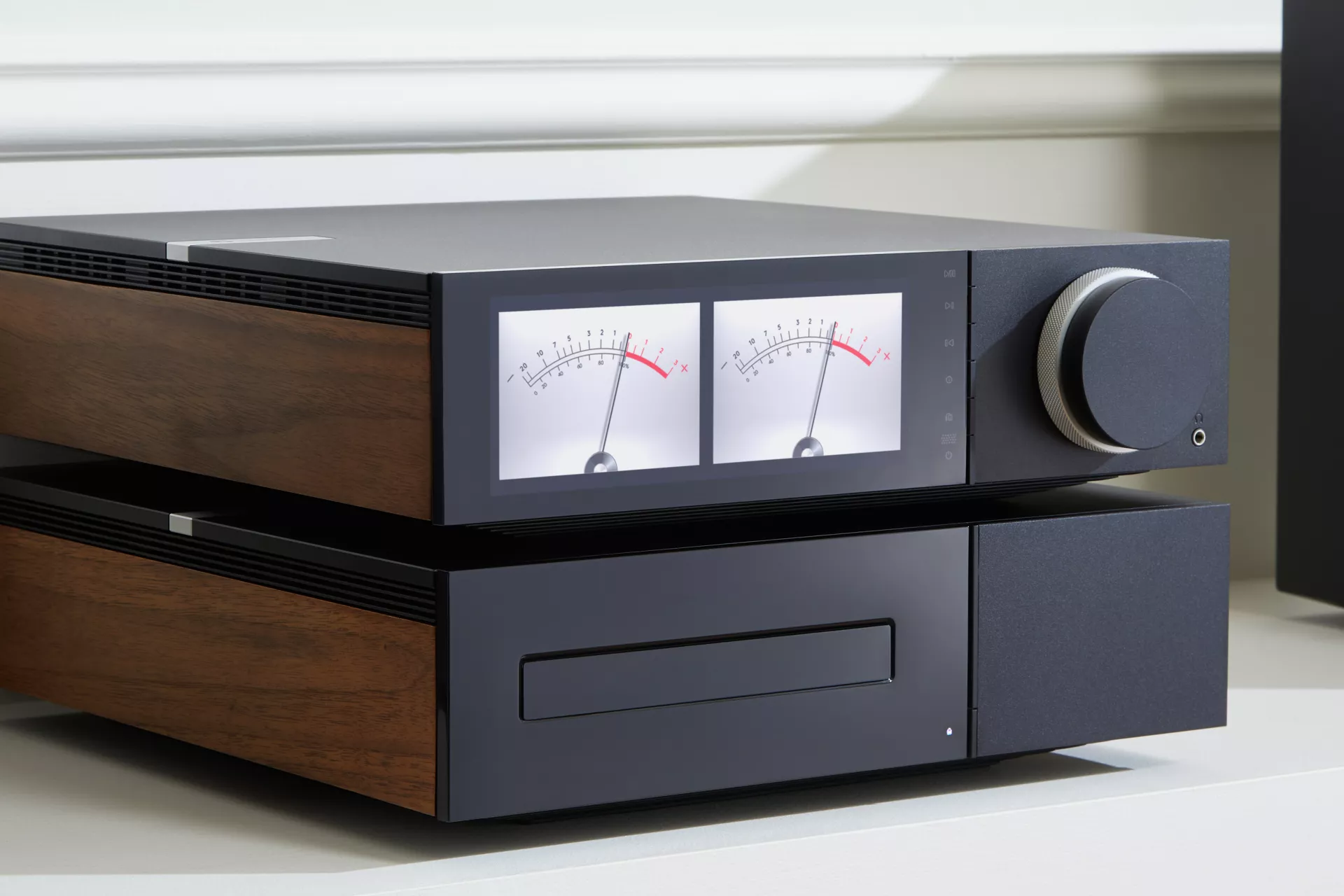 Entrada de phono y detalle del panel trasero del AXA35