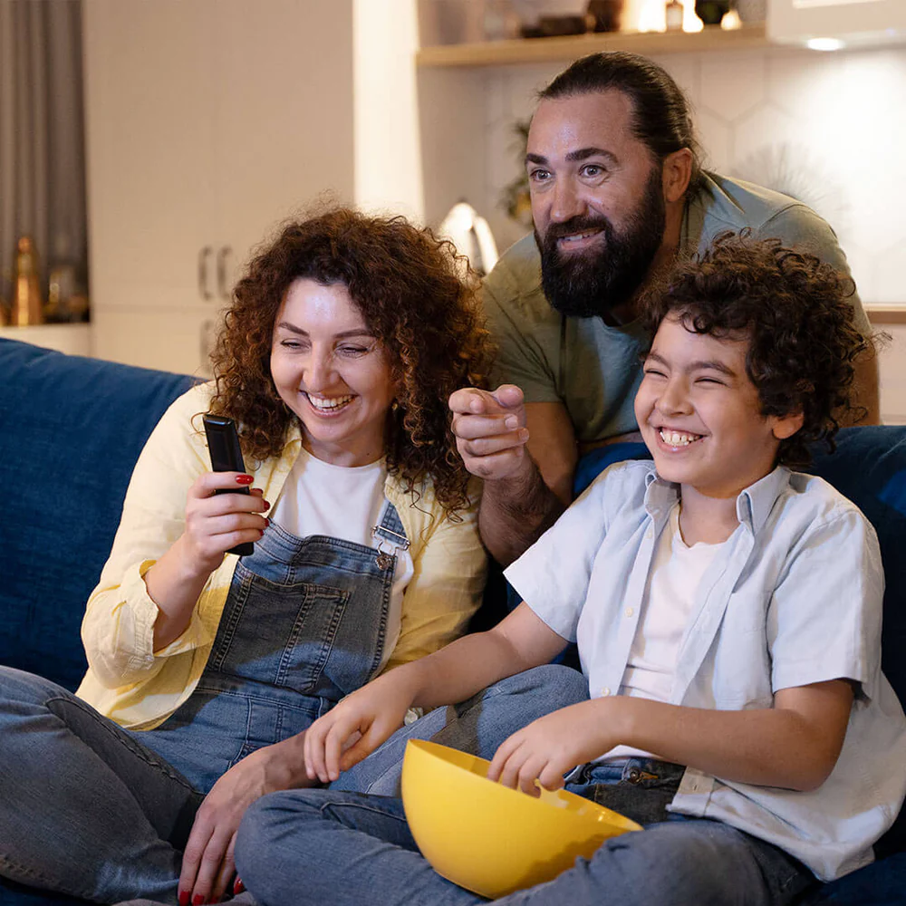 Familia viendo televisión, representando la función HDMI ARC